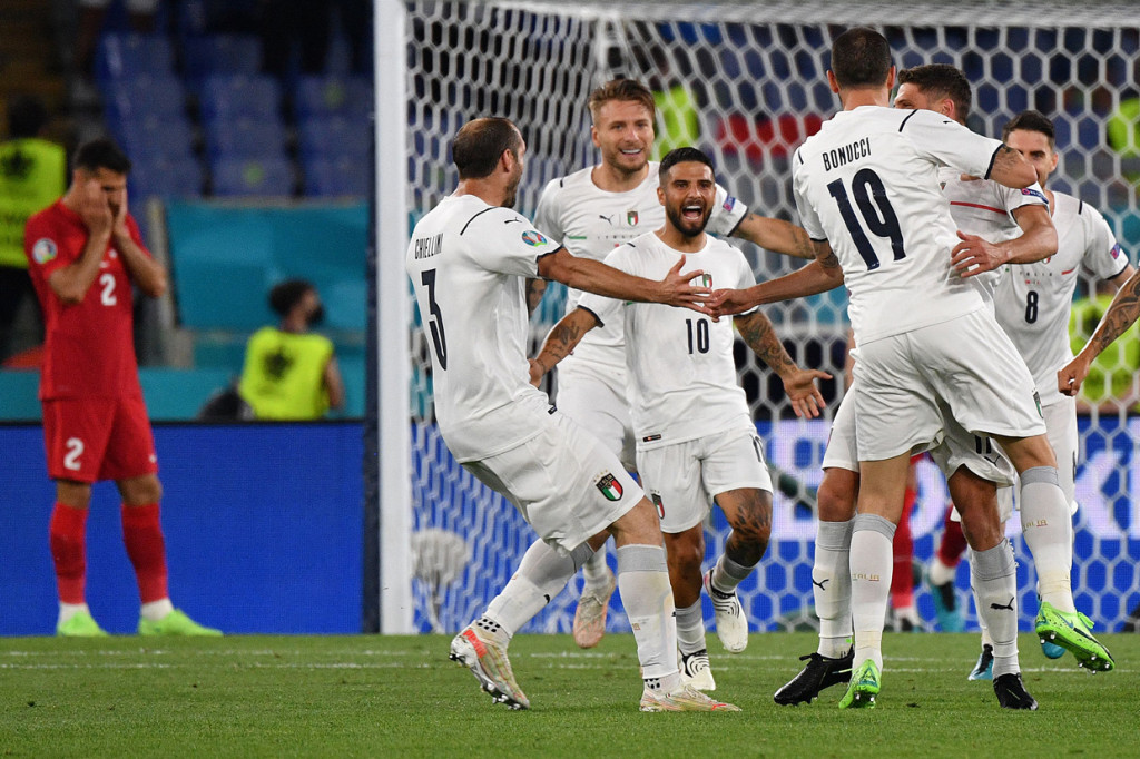 Lorenzo Insigne melakukan selebrasi usai mencetak gol ke gawang Turki dalam laga Italia vs Turki dihelat di Stadion Olimpico, Roma.