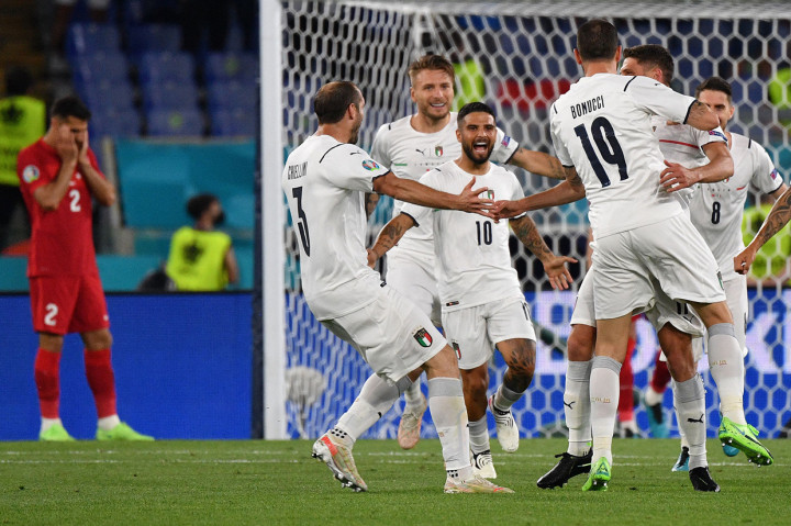 Lorenzo Insigne melakukan selebrasi usai mencetak gol ke gawang Turki dalam laga Italia vs Turki dihelat di Stadion Olimpico, Roma.