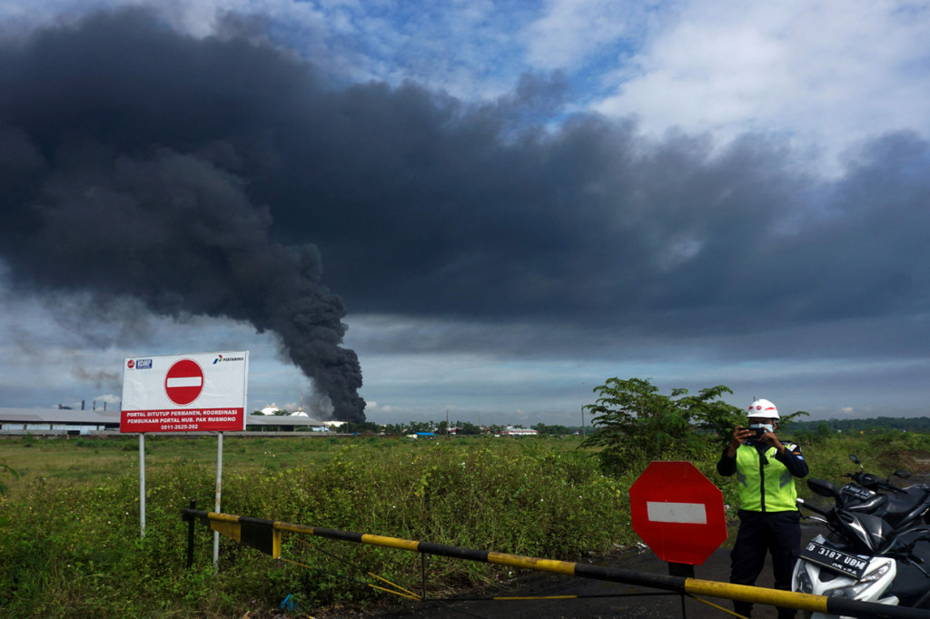 Kepulan asap hitam muncul pada Sabtu, 12 Juni 2021, pagi, setelah api yang membakar tangki di kilang minyak T39 Pertamina RU 4 Cilacap, Jawa Tengah dapat dikendalikan pada Jumat malam.