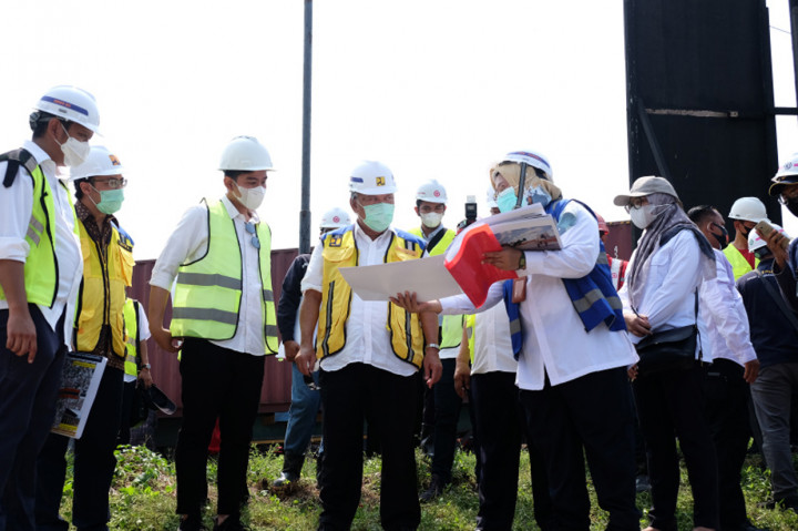 Menteri Pekerjaan Umum dan Perumahan Rakyat (PUPR) Basuki Hadimuljono meninjau proyek pembangunan Pintu Air Demangan, Solo, Sabtu, 12 Juni 2021. Menteri Basuki didampingi Wali Kota Solo Gibran Rakabuming Raka melihat progres pembangunan pintu air di tepian Sungai Bengawan Solo itu.