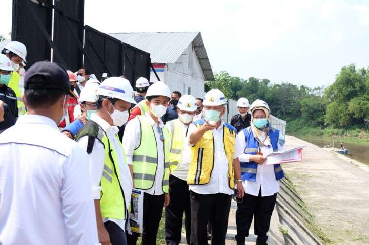 Menteri PUPR Basuki Hadimuljono melakukan peninjauan proyek pengendali banjir  pintu air Demangan didampingi Walikota Gibran Rakabuming Raka.