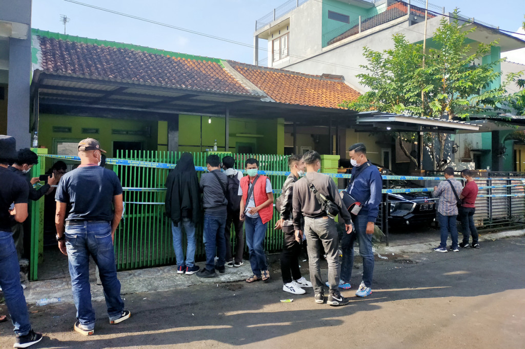 Badan Narkotika Nasional (BNN) menggerebek dan menggeledah dua di Kompleks Perumahan Bumi Resik Indah, Kelurahan Sukamanah, Kecamatan Cipedes, Kota Tasikmalaya, Jawa Barat, Sabtu, 12 Juni 2021. 