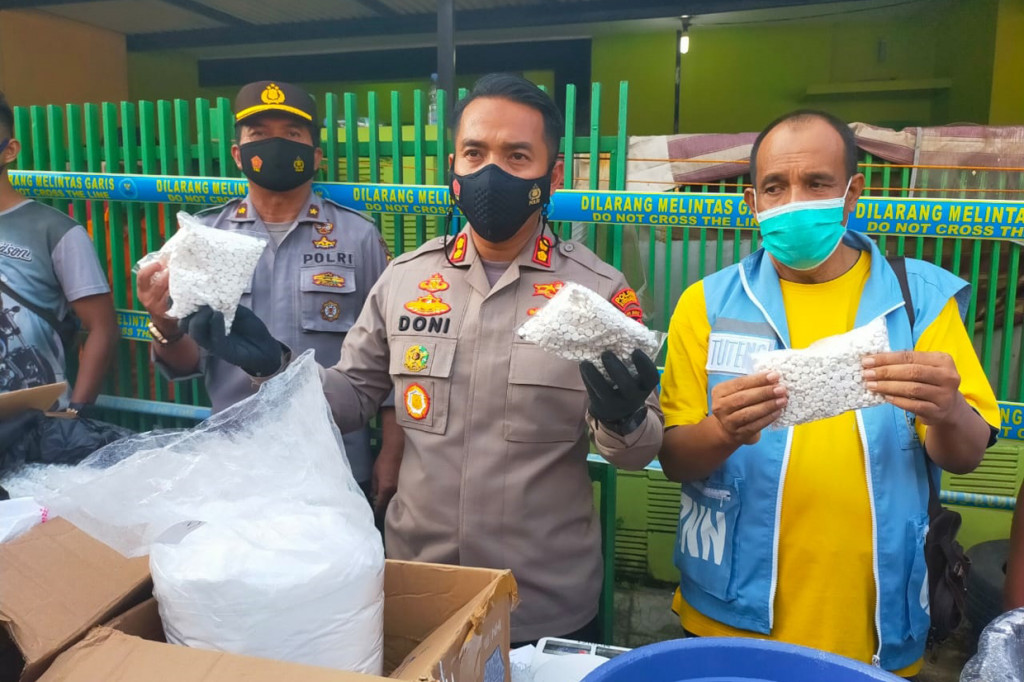 Kapolres Tasikmalaya Kota, AKBP Doni Hermawan didampingi BNKTasikmalaya, Tuteng Budiman menunjukkan barang bukti berupa 700 ribu butirpil merek Y dan LL hasil penggerekan dilakukan BNN RI di Perumahan Bumi Resik Indah (BRI) Kecamatan Cipedes dan Perumahan Nirwana Garden, Kecamatan Tawang. 