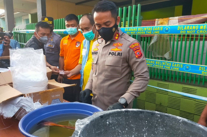 Di dalam rumah tersebut, terdapat kamar khusus yang langsung disegel dan diperiksa oleh petugas. Kamar berisi mesin dan serbuk yang diduga sebagai bahan pembuatan narkoba berjenis pil tersebut.