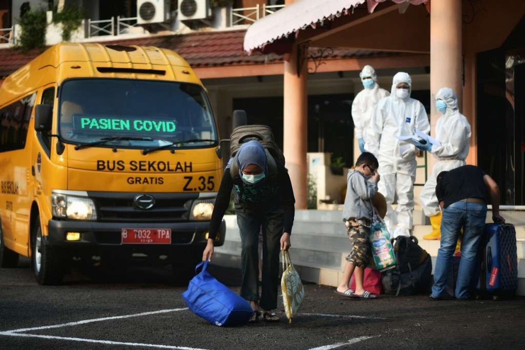 Sejumlah pasien terkonfirmasi positif covid-19 tiba untuk menjalani isolasi di Graha Wisata Ragunan, Jakarta.