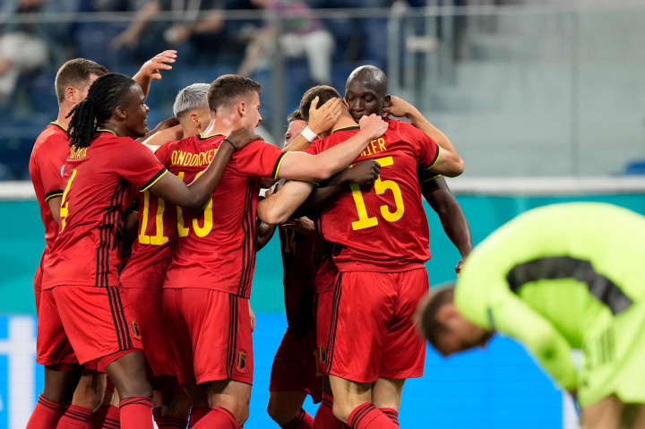 Mantan pemain Manchester United yang berada di tengah kotak penalti dan lolos dari jebakan offside itu langsung melepaskan tendangan yang merusak jala gawang Rusia. 