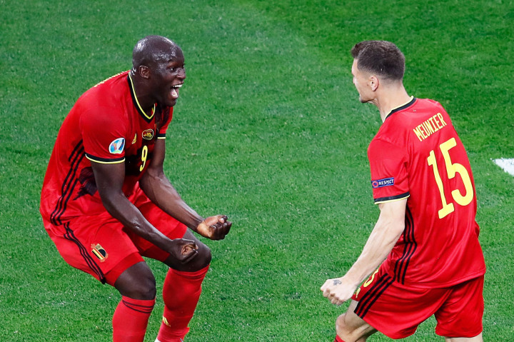 Belgia kemudian mengurung Rusia. Di menit ke-34, Belgia berhasil menambah keunggulannya menjadi 2-0. Umpan lambung Thorgan Hazard ke arah gawang ditepis kiper Anton Shunin. Bola rebound jatuh ke jalur Thomas Meunier, yang dengan mudah menyarangkan ke gawang Rusia.