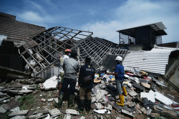 Tangerang Selatan: Sejumlah warga melihat longsor yang menimpa rumah warga Di Perumahan Berada Estate Ciputat, Tangerang Selatan, Banten, Sabtu, 12 Juni 2021.