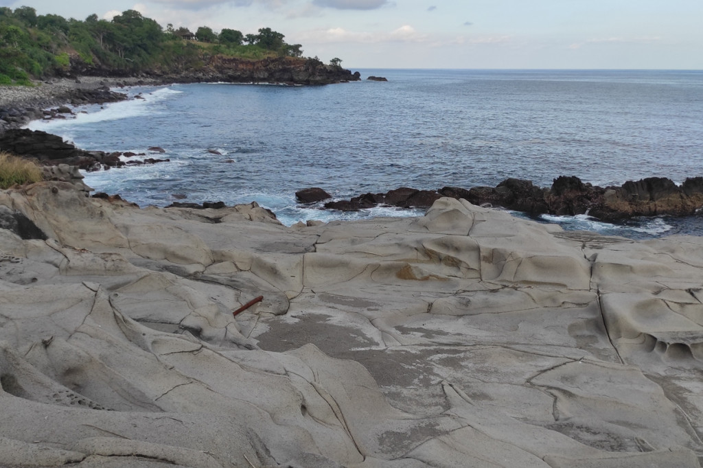Pantai ini tergolong masih perawan atau belum terjamah.