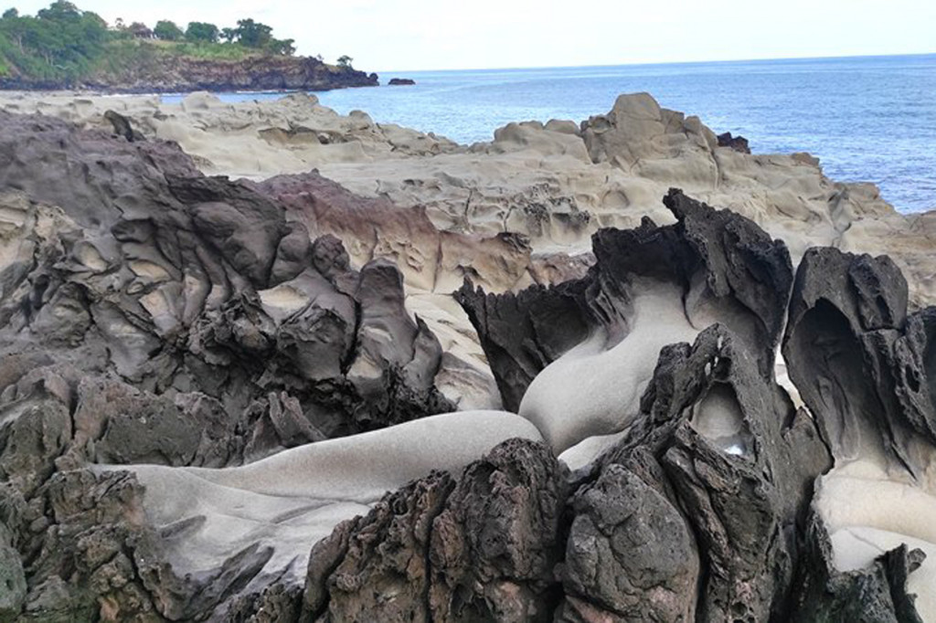 Kabupaten Sikka di Flores, Nusa Tenggara Timur (NTT) terkenal dengan aneka wisata alam yang indah. Salah satunya Pantai Ogor Paret di Desa Waihama, Kecamatan Doreng.