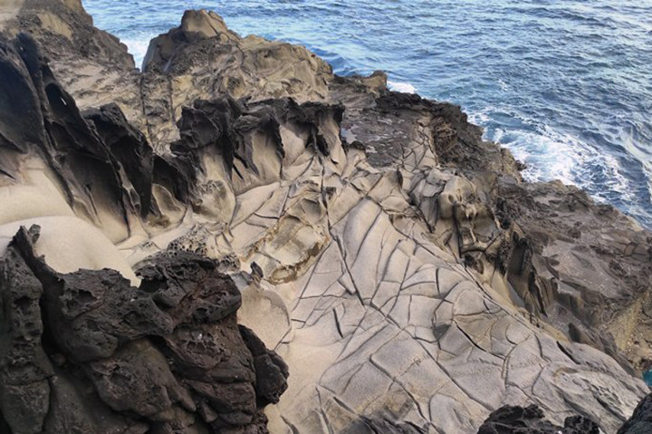 Pantai ini memiliki hamparan pasir putih dan hamparan tebing membentuk lekukan batu di sepanjang pantai.
