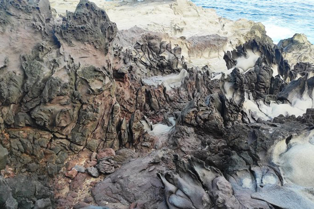 Pesona tebing Pantai Ogor Paret di Desa Waihama, Kecamatan Doreng, Kabupaten Sikka, NTT.