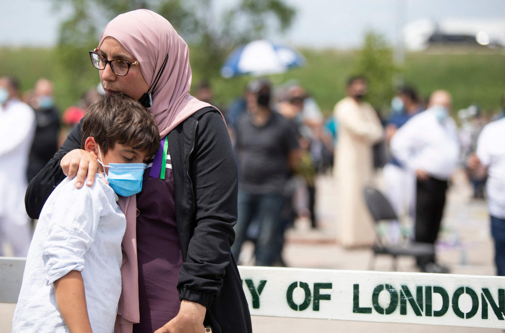 Serangan itu memicu kemarahan di seluruh Kanada, bahkan para politisi mengutuk kejahatan tersebut. Mereka juga mendorong seruan untuk mengambil tindakan guna menghentikan kejahatan rasial dan Islamofobia