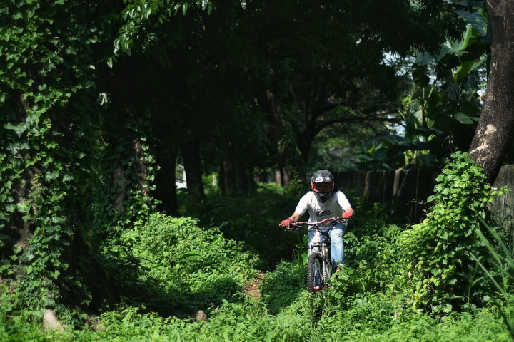 Pesepeda melaju menggunakan sepeda gunung (MTB) di kawasan Sudirman, Jakarta.