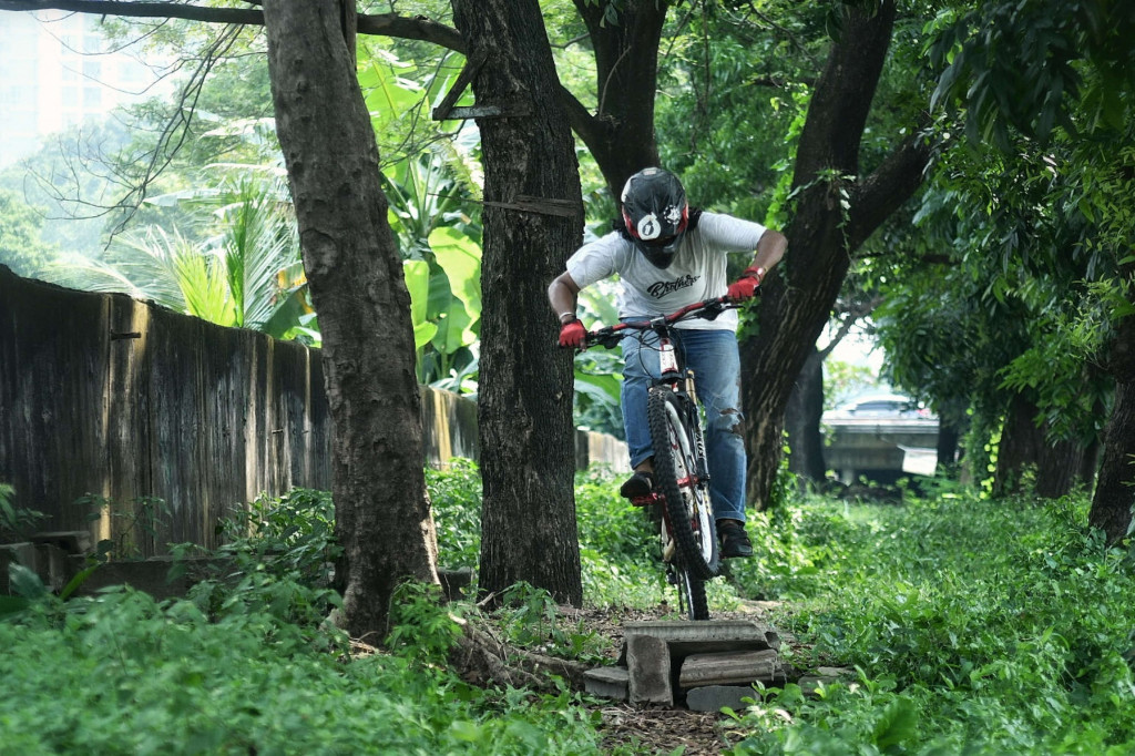 Pecinta sepeda MTB memanfaatkan lahan hijau kosong di ibu kota untuk berolahraga dikarenakan tidak adanya fasilitas jalur MTB di Jakarta.