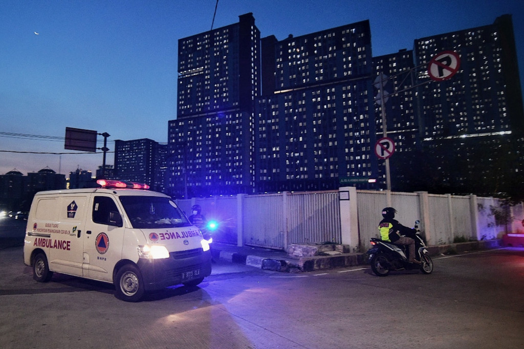Kendaraan ambulance membawa pasien positif Covid-19 memasuki RSD Wisma Atlet Kemayoran, Minggu, 13 Juni 2021.