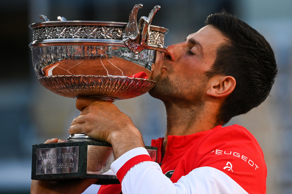 Djokovic juga menorehkan sebuah rekor lewat kesuksesannya di Prancis Terbuka 2021. Dia jadi petenis pertama yang menjuarai keempat grand slam masing-masing setidaknya dua kali sejak era Open dimulai pada 1968.
