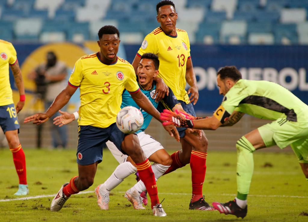 Laga berjalan cukup ketat. Ekuador coba menekan sejak awal. Namun, Kolombia cukup rapat dalam bertahan. Di menit ke-6, tendangan Michael Estrada dari luar kotak penalti masih melayang ke atas gawang David Ospina.