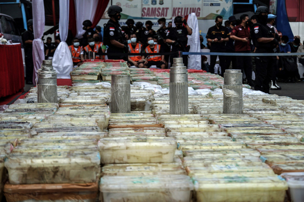 Barang bukti berupa sabu dihadirkan petugas saat pengungkapan kasus narkoba di Polda Metro Jaya, Jakarta.