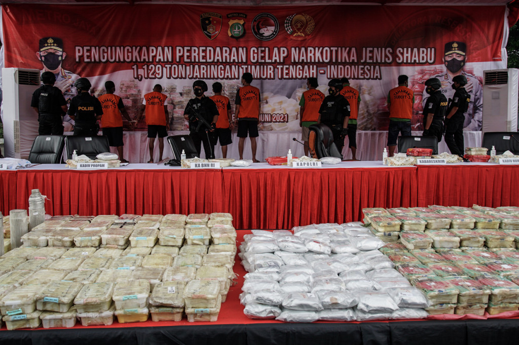 Tim Satgas Narkoba dari Polda Metro Jaya dan Polres Jakarta Pusat mengungkap penyelundupan 1,129 ton narkoba jenis sabu bernilai lebih dari Rp1,6 triliun jaringan Timur Tengah dari Iran dan Afrika.