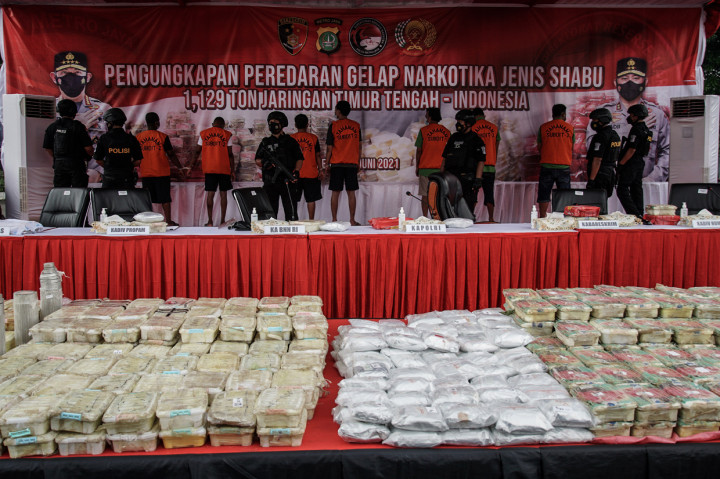 Tim Satgas Narkoba dari Polda Metro Jaya dan Polres Jakarta Pusat mengungkap penyelundupan 1,129 ton narkoba jenis sabu bernilai lebih dari Rp1,6 triliun jaringan Timur Tengah dari Iran dan Afrika.