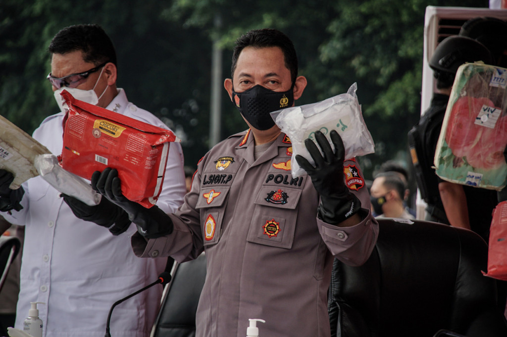 Kapolri Jenderal Pol Listyo Sigit Prabowo menunjukkan barang bukti berupa sabu saat pengungkapan kasus narkoba di Polda Metro Jaya, Jakarta.