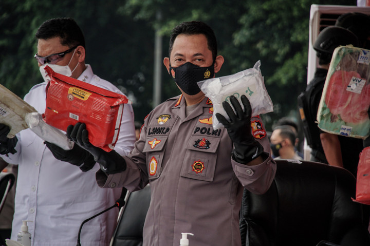 Kapolri Jenderal Pol Listyo Sigit Prabowo menunjukkan barang bukti berupa sabu saat pengungkapan kasus narkoba di Polda Metro Jaya, Jakarta.