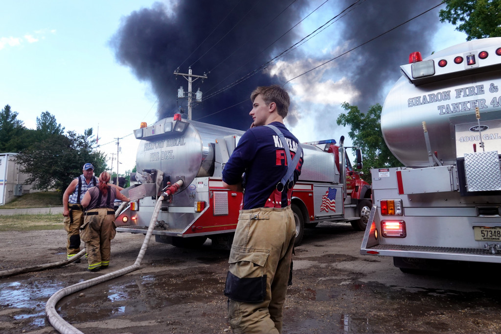 Belum diketahui penyebab ledakan pabrik kimia tersebut. Namun tak da korban jiwa dalam insiden ini.