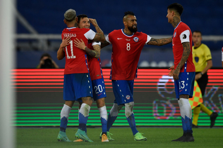 Eduardo Vargas menyambar bola rebound usai eksekusi penalti Arturo Vidal bisa ditangkis kiper Argentina.