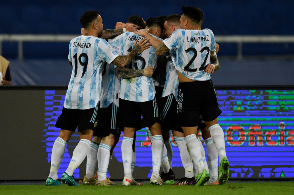 Dengan demikian, Argentina memuncaki klasemen sementara Grup A Copa America 2021 usai mengoleksi satu poin.