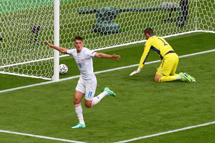 Patrik Schick berhasil mencatat rekor saat tampil di laga Skotlandia vs Republik Ceko dalam laga pembuka Grup D Euro 2020, Senin, 14 Juni 2021 malam WIB. Ia mencetak gol dari tengah lapangan.