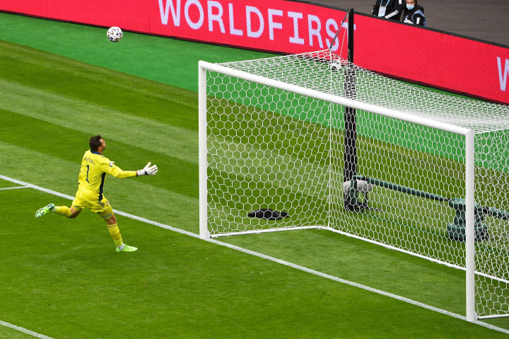 Bola melayang ke arah gawang dan masuk dengan mulus. Marshall yang coba menghalau malah terjerembab di antara jaring.