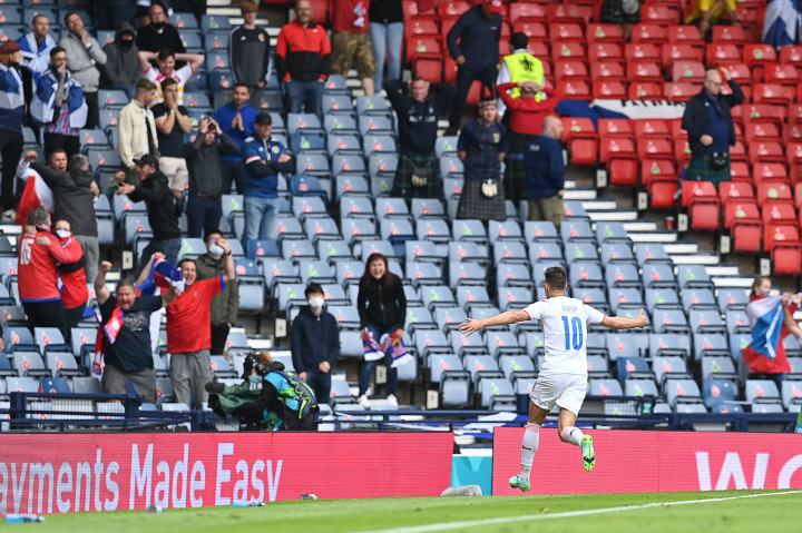 Gol Schick mengalahkan jarak gol gelandang Jerman, Thorsten Fings, pada Piala Eropa 2004 saat menghadapi Belanda dari jarak 35,2 meter.