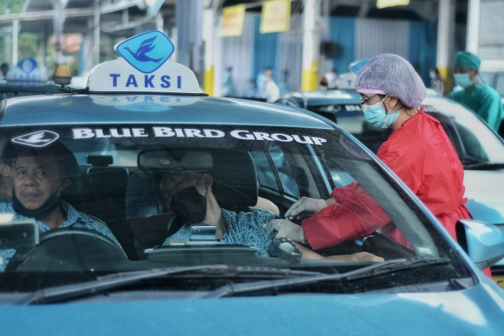 Vaksinasi massal itu digelar karena pelaku transportasi publik melakukan mobilitas dan interaksi dengan masyarakat yang tinggi sehingga berisiko terpapar Covid-19.