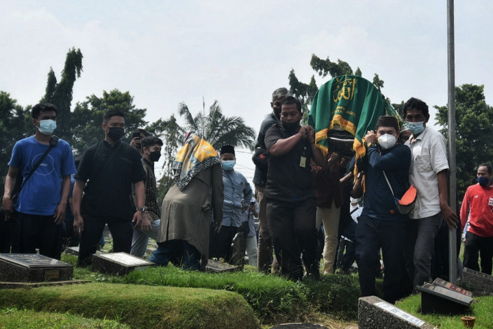 Suasana prosesi pemakaman salah satu legenda bulu tangkis Indonesia Markis Kido di TPU Kebon Nanas, Jakarta.
