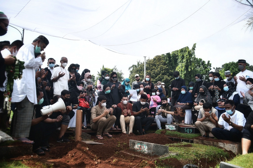 Mantan pebulu tangkis nasional dan peraih medali emas Olimpiade Beijing 2008 ini diduga meninggal dunia akibat serangan jantung saat sedang bermain bulu tangkis di Tangerang, Senin, 14 Juni 2021, malam. 