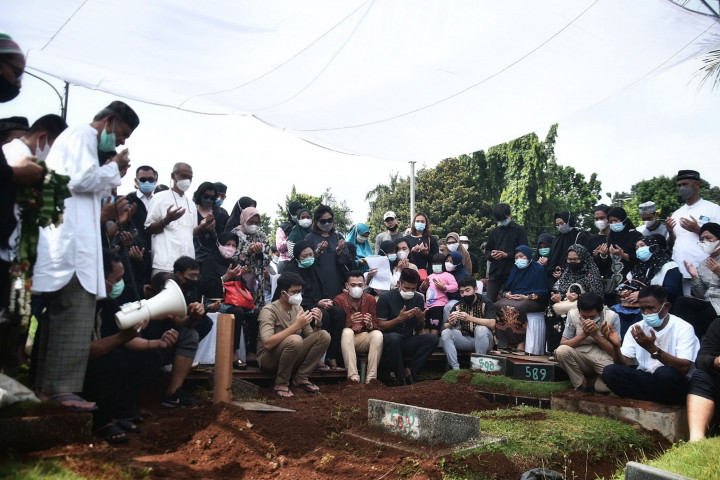 Mantan pebulu tangkis nasional dan peraih medali emas Olimpiade Beijing 2008 ini diduga meninggal dunia akibat serangan jantung saat sedang bermain bulu tangkis di Tangerang, Senin, 14 Juni 2021, malam. 