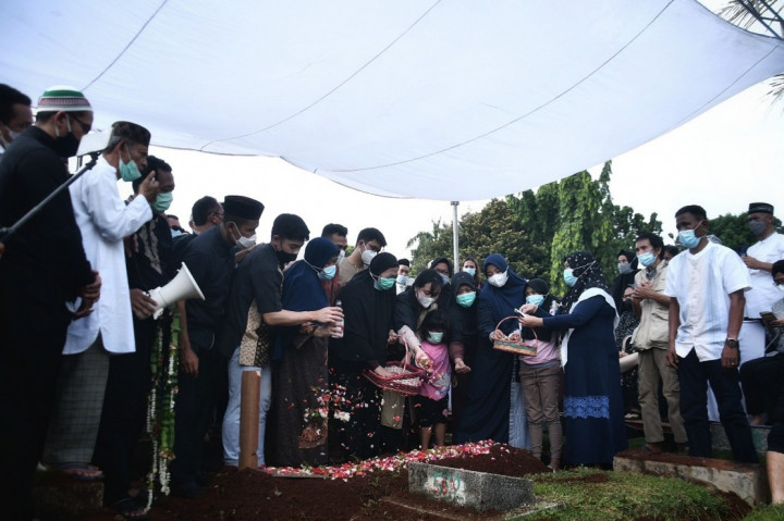 Legenda bulu tangkis Indonesia, Markis Kido dimakamkan di Taman Pemakaman Umum (TPU) Kebon Nanas, Cipinang, Jakarta Timur, Selasa, 15 Juni 2021.