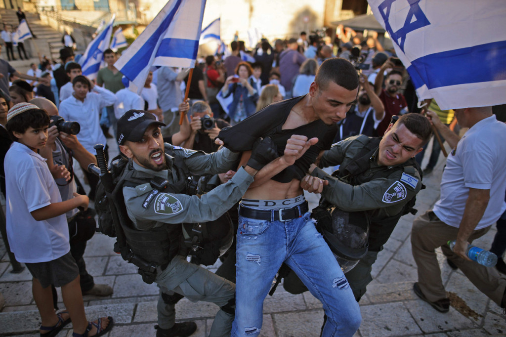 Sekitar 17 warga Palestina ditangkap saat menentang parade tersebut melalui protes yang dilakukan di dekat Jalur Gaza.