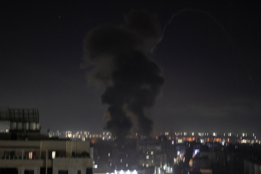 Tampak sejumlah ledakan terjadi di Kota Gaza akibat jet tempur Israel. 