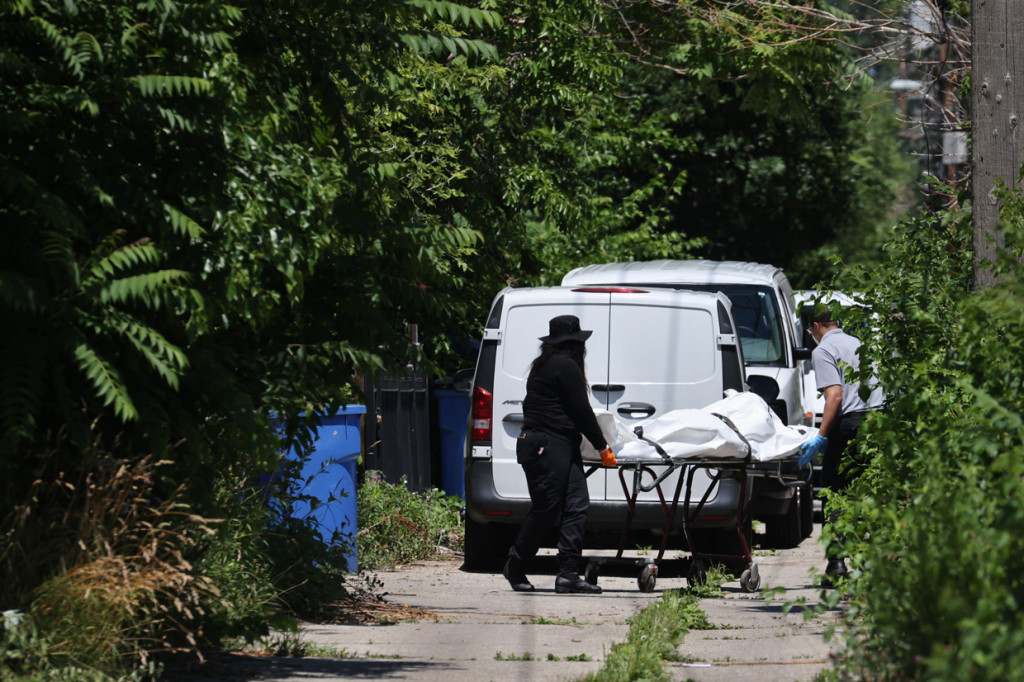 Penembakan massal terjadi di sebuah rumah di kawasan Englewood, Chicago. Insiden tersebut menewaskan 4 orang, sedangkan 4 lainnya mengalami luka serius.