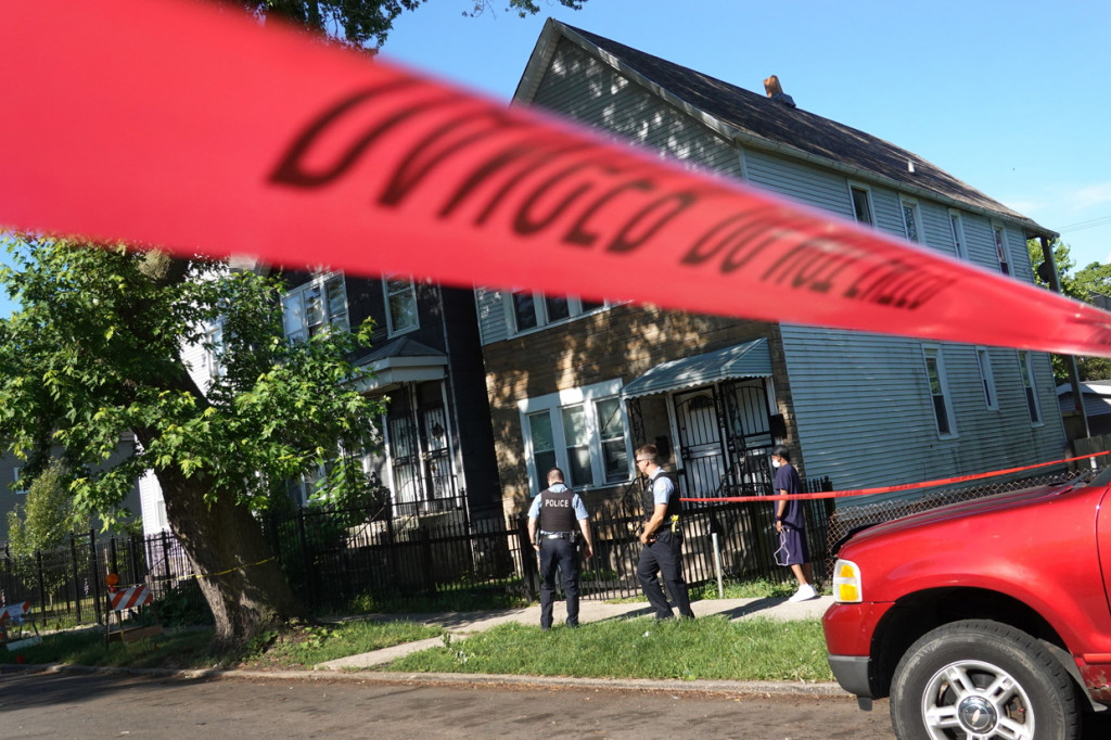Polisi Chicago mengatakan ada pertengkaran di dalam sebuah rumah sebelum penembakan terjadi. Polisi mengatakan bahwa sebuah pesta sebelumnya diadakan di rumah tersebut.