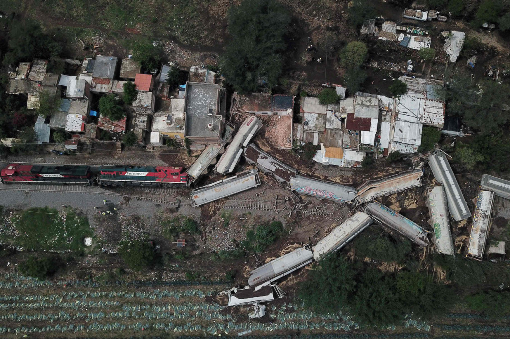 Dilansir AFP, Rabu, 16 Juni 2021, pada saat kejadian dua lokomotif dan 12 gerbong kereta terbalik di kota San Isidro Mazatepec di negara bagian Jalisco, kata perlindungan sipil.