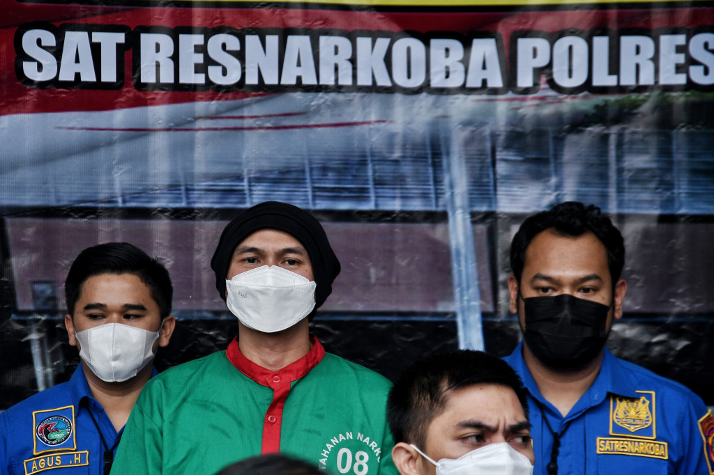 Musisi Erdian Aji Prihartanto alias Anji dihadirkan dalam konferensi pers rilis pengungkapan kasus narkoba publik figur di Polres Metro Jakarta Barat, Jakarta.