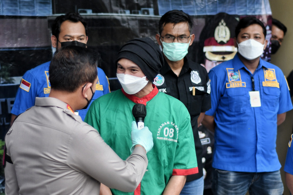 Satuan Reserse Narkoba Polres Metro Jakarta Barat menangkap Anji terkait dugaan kasus narkoba pada Jumat, 16 Juni 2021, di wilayah Cibubur, Jakarta Timur dengan barang bukti yang diamankan berupa tujuh linting narkotika jenis ganja, delapan plastik klip berisi biji-biji daun ganja, dan satu plastik klip ekstrak ganja.