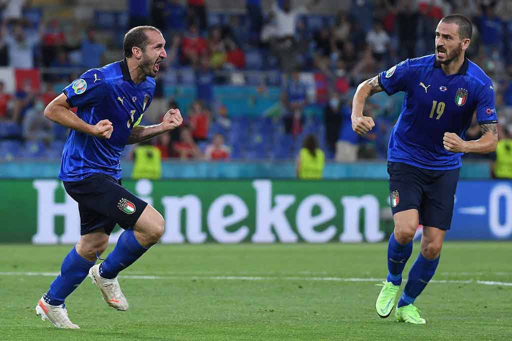 Kapten Italia, Giorgio Chiellini, sebetulnya sempat menjebol gawang Swiss pada menit ke-19, tetapi gol itu dianulir karena bek Juventus itu dinyatakan sudah terlebih dulu melakukan pelanggaran handball.