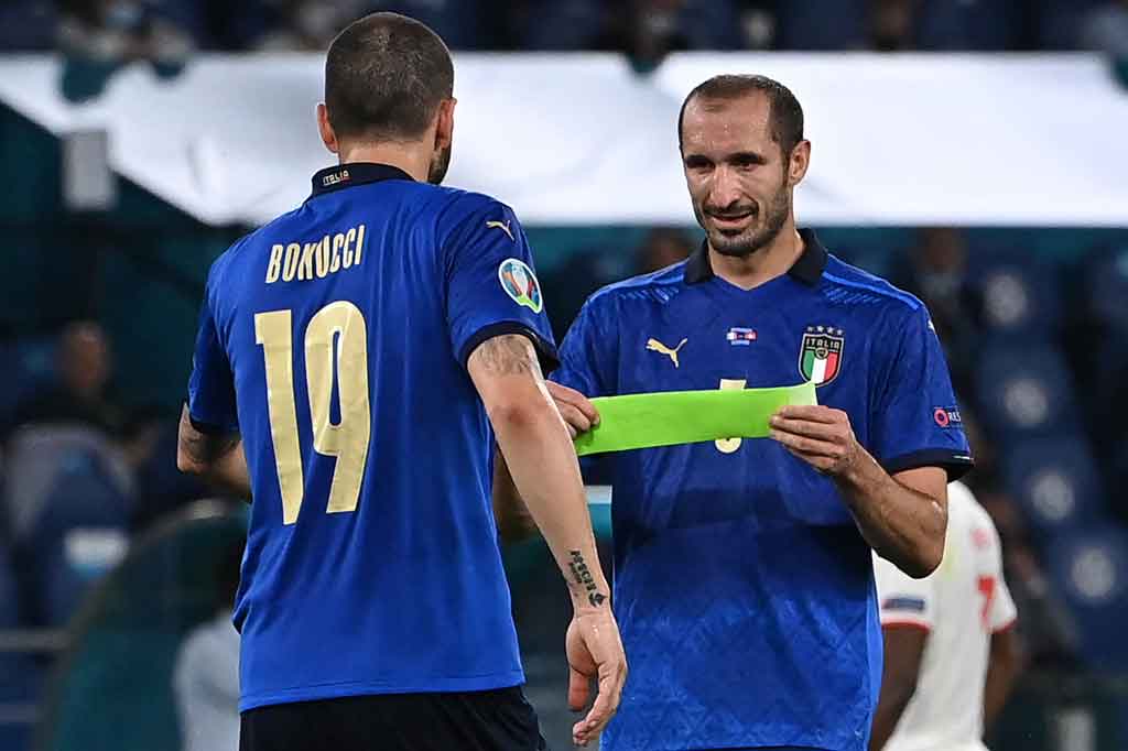 Sekitar lima menit setelah golnya dianulir, Chiellini meninggalkan lapangan digantikan Francesco Acerbi sembari terlihat meringis kesakitan memegangi hamstring.
