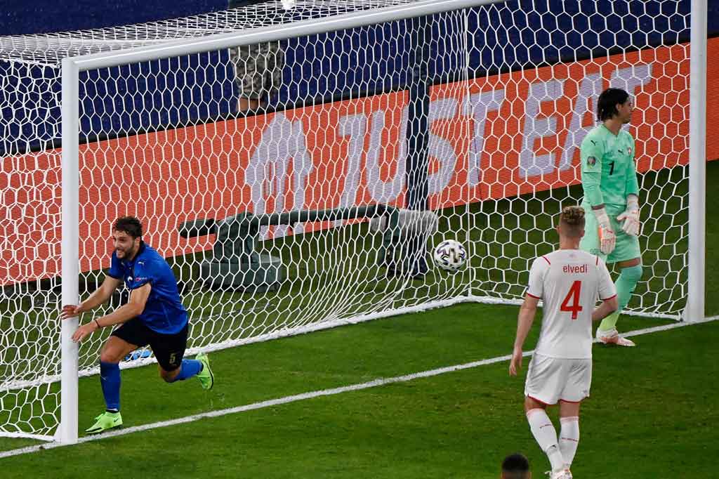 Manuel Locatelli akhirnya membuka keunggulan Italia pada menit ke-26 saat ia berlari kencang dari tengah lapangan ke dalam kotak penalti Swiss untuk menyambut umpan tarik Domenico Berardi dengan sontekan mudah.