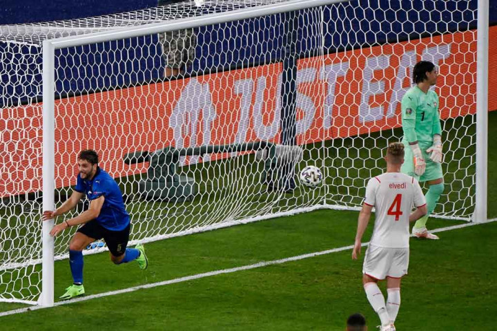 Manuel Locatelli akhirnya membuka keunggulan Italia pada menit ke-26 saat ia berlari kencang dari tengah lapangan ke dalam kotak penalti Swiss untuk menyambut umpan tarik Domenico Berardi dengan sontekan mudah.