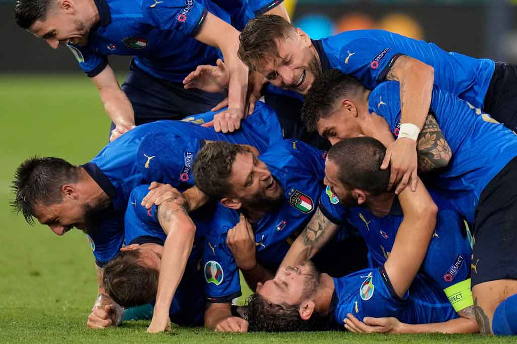 Gelandang berusia 23 tahun itu lantas menggandakan keunggulan Italia tujuh menit memasuki babak kedua dengan kecermatannya melepaskan tembakan dari tepian kotak penalti yang membuat kiper Yann Sommer mati langkah.